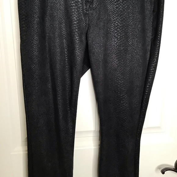 Good American Good Legs Metallic Snake Print Skinny Jeans in Black. - Picture 5 of 12